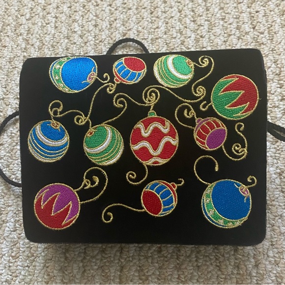 BUENO Evening Collection Velvet Embroidered Holiday Crossbody - Picture 11 of 11